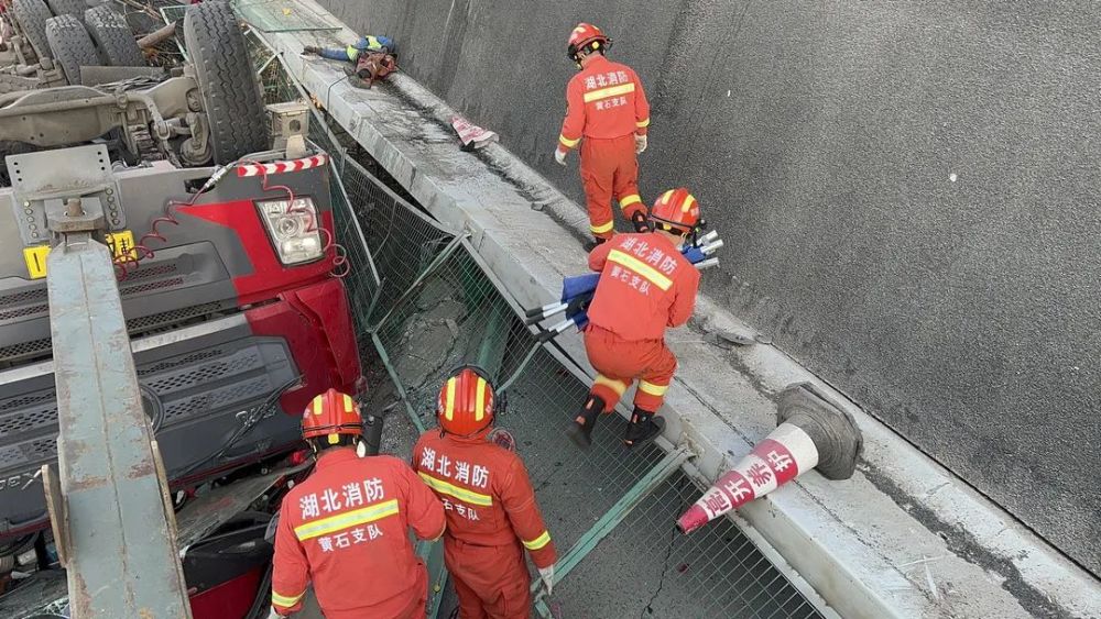 湖北翻桥事故图片