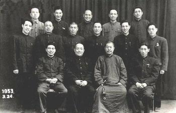 郑佐平,田兆麟;后派左起:苏景曲,钱西樵,高振东,褚桂亭,黄元秀,沈尔乔