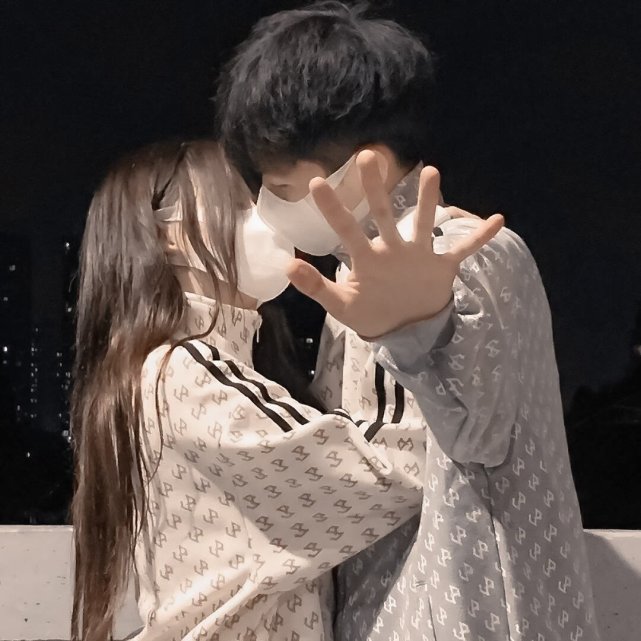 情侣头像心里若有了良人眼里便全是路人