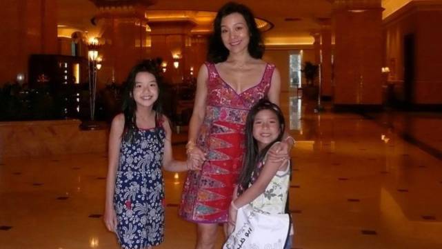 20年前她放弃了一对双胞胎女儿的收养如今却被网友道德绑架