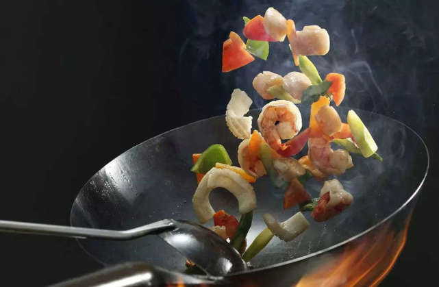 为什么越是大饭店越是大厨师,他们在炒菜做饭的时候就越喜欢颠锅颠锅