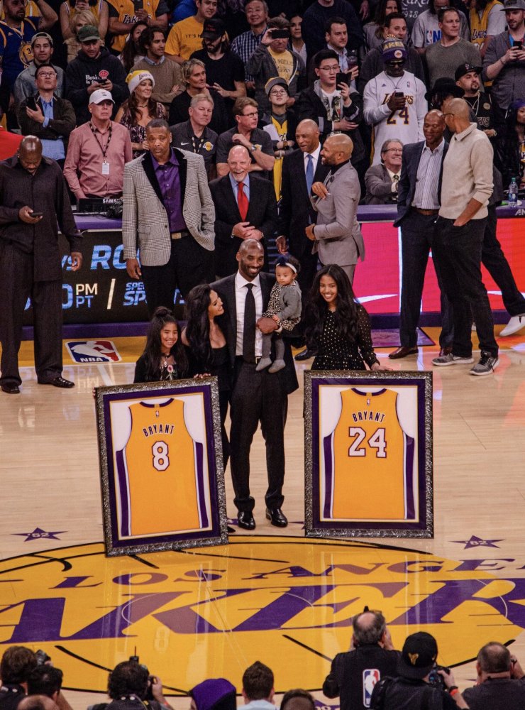 泪目瓦妮莎晒照纪念科比球衣退役仪式手绘8号和24号球衣有心了