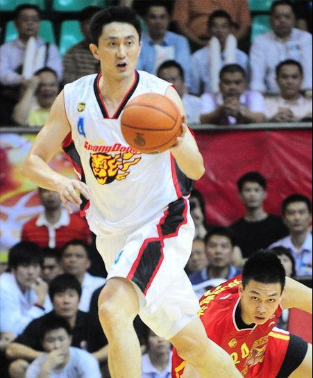 杜锋在球员时代也一样表现优秀,虽然有低迷的时候,但在名将林立的广东