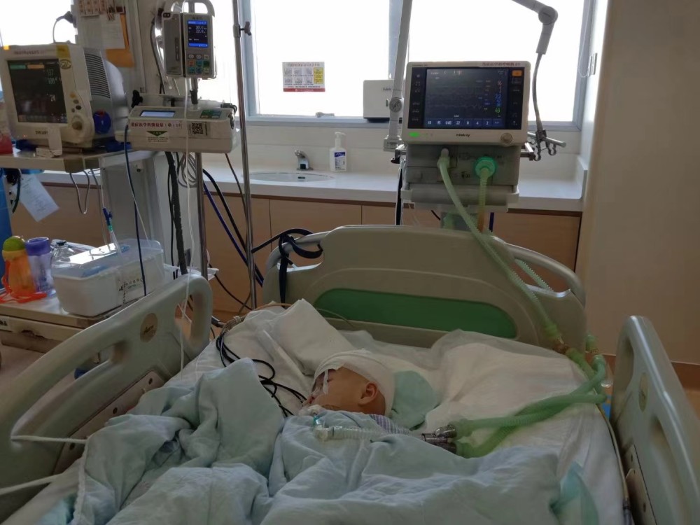 柳州2岁男童脑出血骨折进icu托管中心孩子洗澡时突然没反应未摔倒或