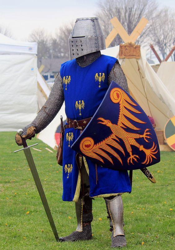 的中世纪骑士,首先便想起的就是他们戴着桶盔,身着戴着罩袍的锁甲