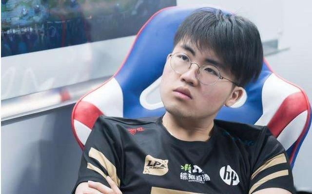 lol姿态狂吹uzi被嘲讽两年没打比赛依旧能乱杀打赢viper再说吧