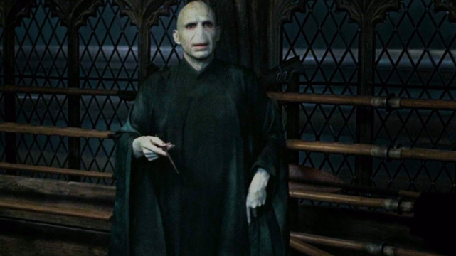 为什么伏地魔命令纳吉尼杀死斯内普,而不是直接用阿瓦达索命?