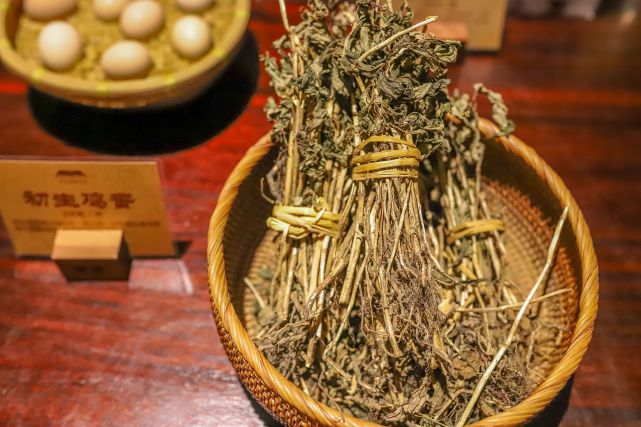 这次我们饮的老火汤,就是用这种叫"白饭仔"和猪骨,一起煲成的.