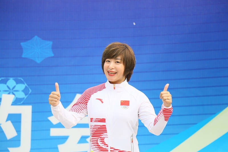 而她现在也成为了北京冬奥会滑雪项目的推广大使,相信郭丹丹可以帮助