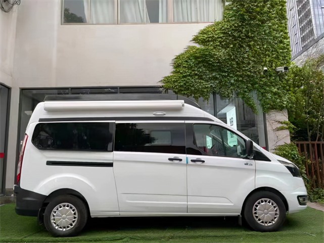 福特v362新全顺打造的b型旅居车升顶房车扩展更大空间
