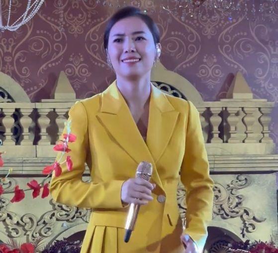 福州:云朵现身婚礼现场,歌声甜美衣服端庄得体,"音响不给力"