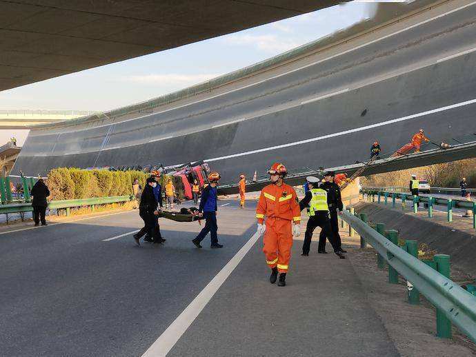 鄂东大桥撒道侧翻事故已致4死8伤为何又是桥梁侧翻