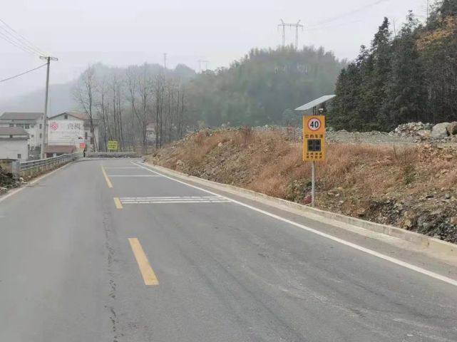 今年4月27日,投资10多个亿的东梅公路在益阳安化县梅城镇举行了试通车