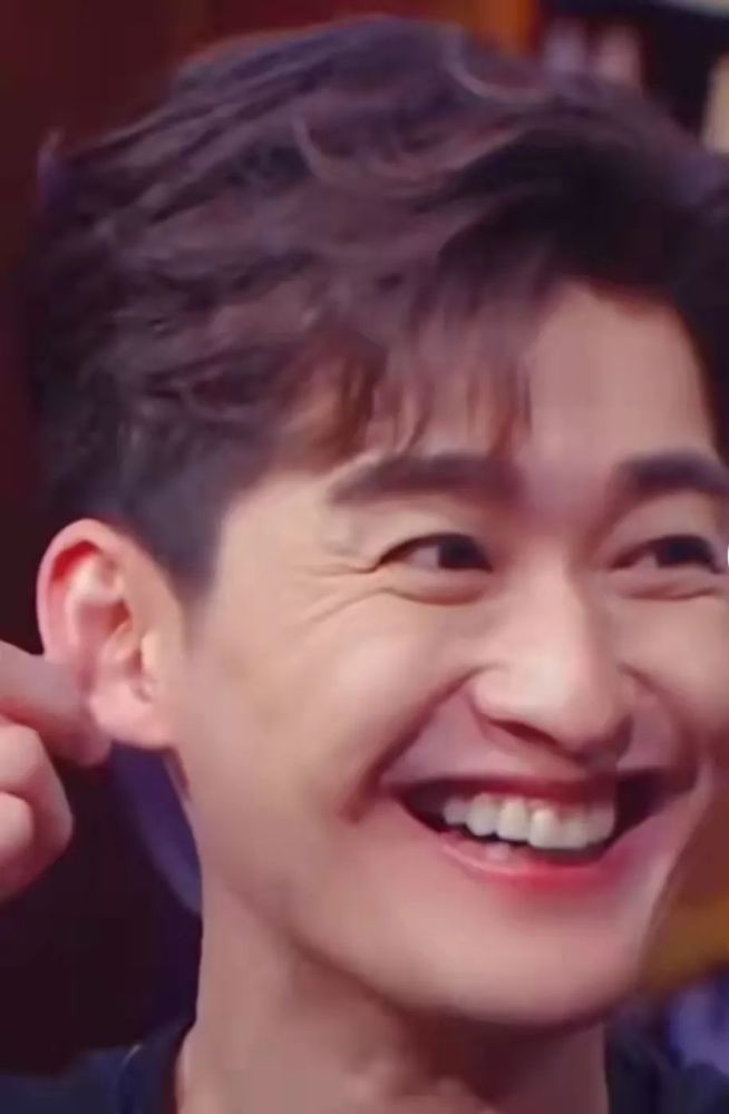 就算不露牙齿,张翰的笑也很不好看,嘴巴像一条线,他的下巴又很平,面部