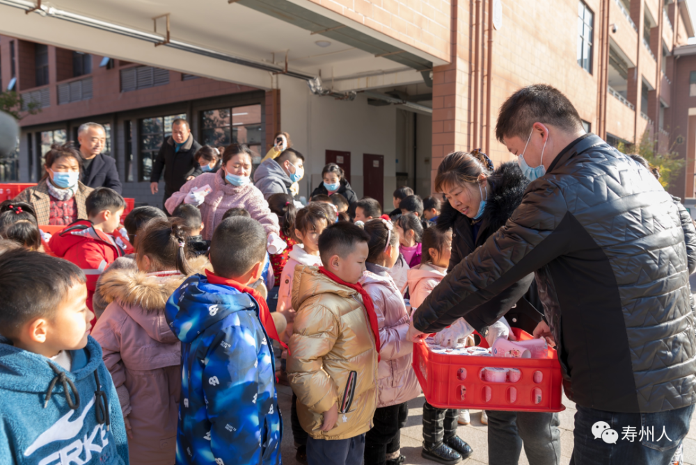 情暖冬日爱满校园益益乳业守护学生健康成长进校园