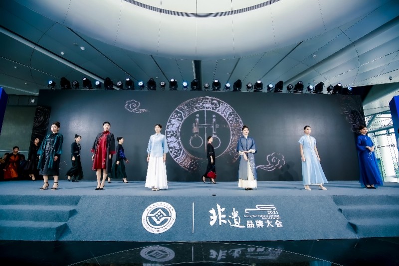 “2021第四届非遗品牌大会（广州）”在广州塔拉开帷幕。