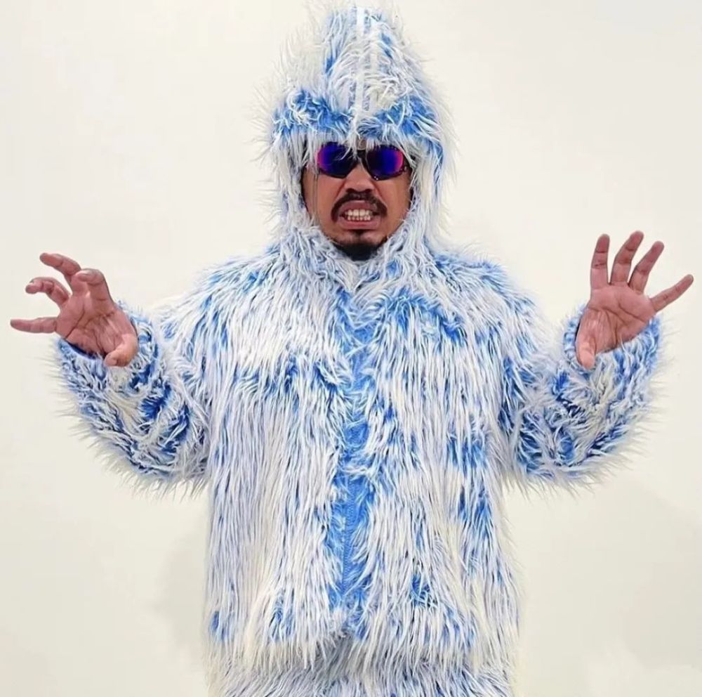 目前该联名已经登陆confirmed app发售,外套售价2699,运动裤售价2299