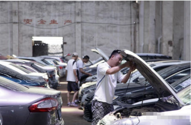 河南二手市场现状 豪车 侧躺 晒太阳 卡宴降至12万 腾讯新闻