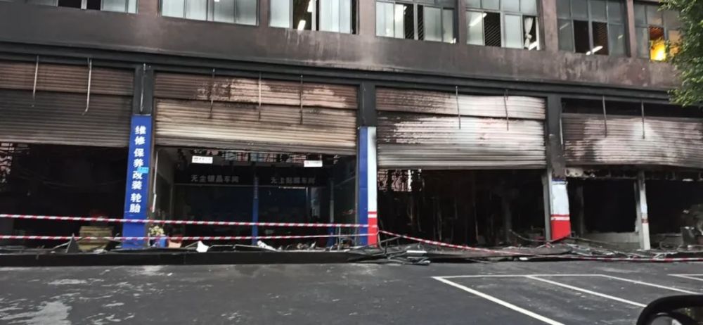 璧山汽修店门面突起大火火势凶猛伴有爆炸声