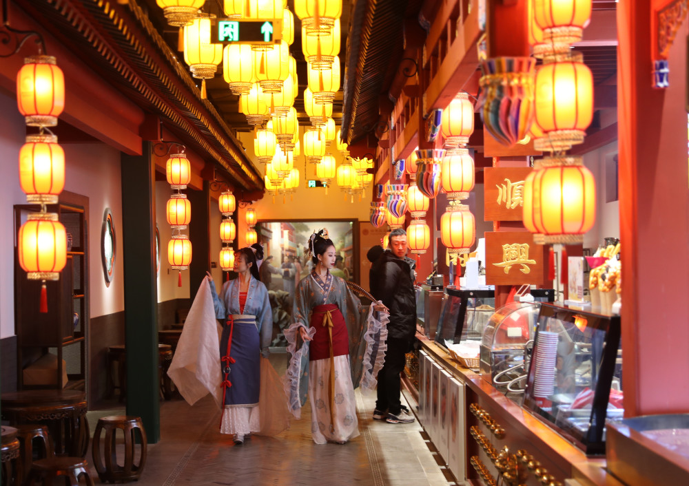 沉浸式光影宫廷市集"拾光买卖街"正式开街_腾讯新闻