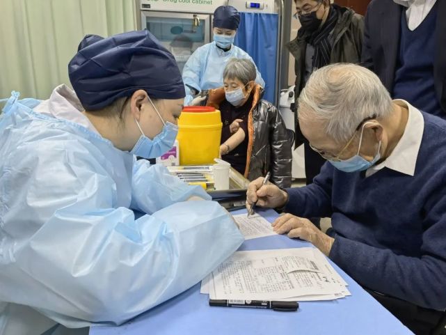 今天是汪老可以接种新冠疫苗加强针的第一天.