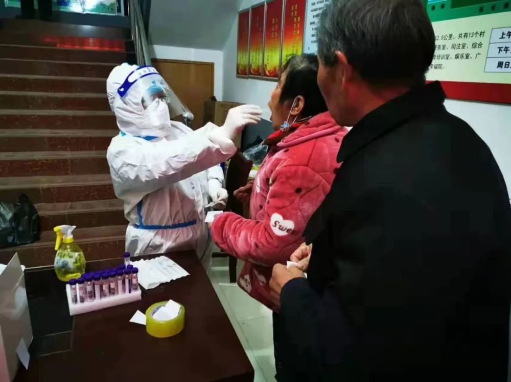 走上街头去核酸检测现场看看下面请大家和临潼君一起疫情就是命令
