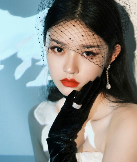 林允穿白色长裙配黑色手套 赫本风盘发复古优雅_腾讯新闻