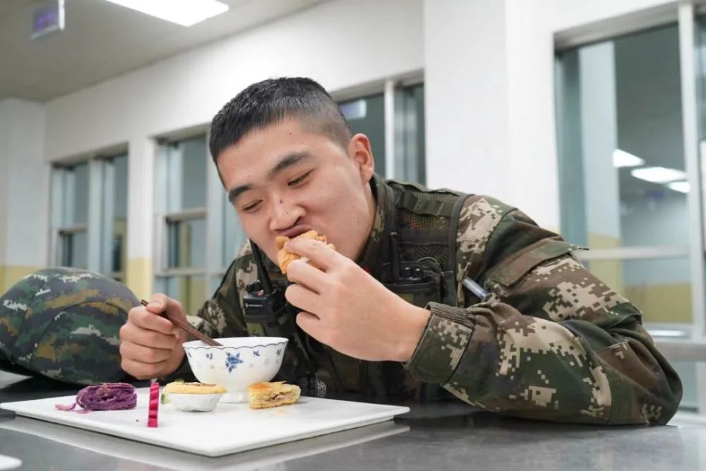 用美食温暖大家的胃军营深夜食堂正在飘出香甜的味道~来源:人民武警
