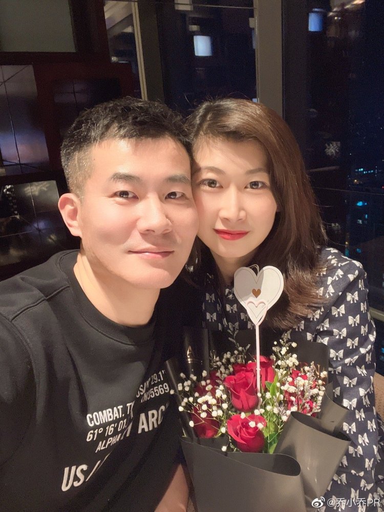 史冬鹏与妻子秀恩爱,2个女儿可爱,刘翔至今没要孩子_腾讯新闻