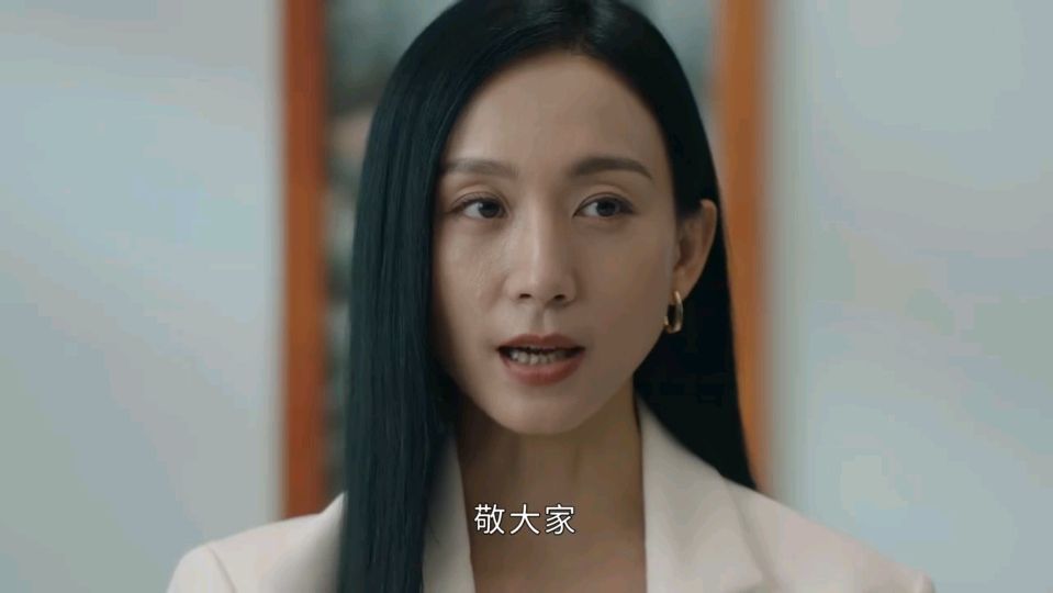 但放眼整个剧情,其实主要围绕的还是四个女性:傅棠,汤莉莉,温良以及