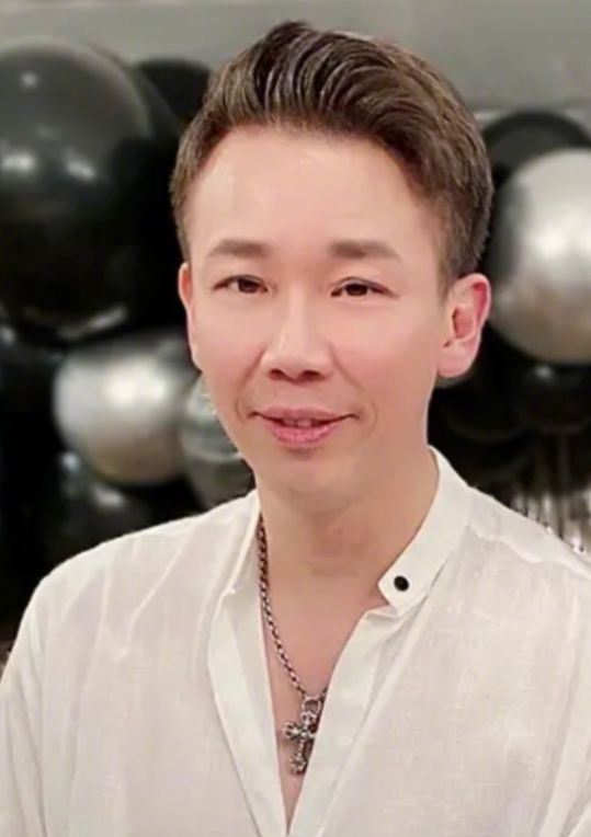 陶喆近照大变样,法令纹明显一脸老态,与小17岁老婆同框似父女插图1