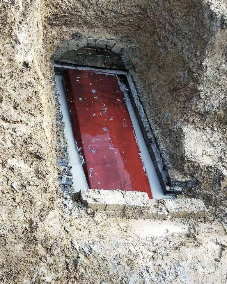 浙江一农民在棺材上住30年?