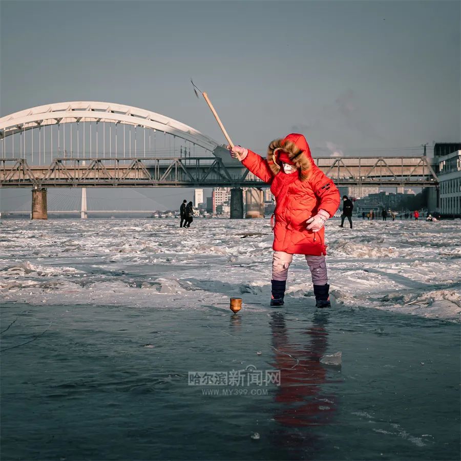 冰裡有魚三花五羅中央大街上的冰雕咋樣了松花江畔冰上樂園有啥好玩的