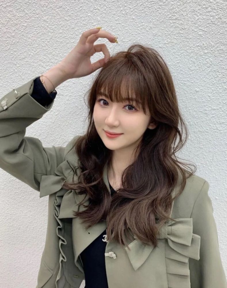 年底什么发型比较火小卷大卷内扣发型不能少瘦脸时尚颜值高