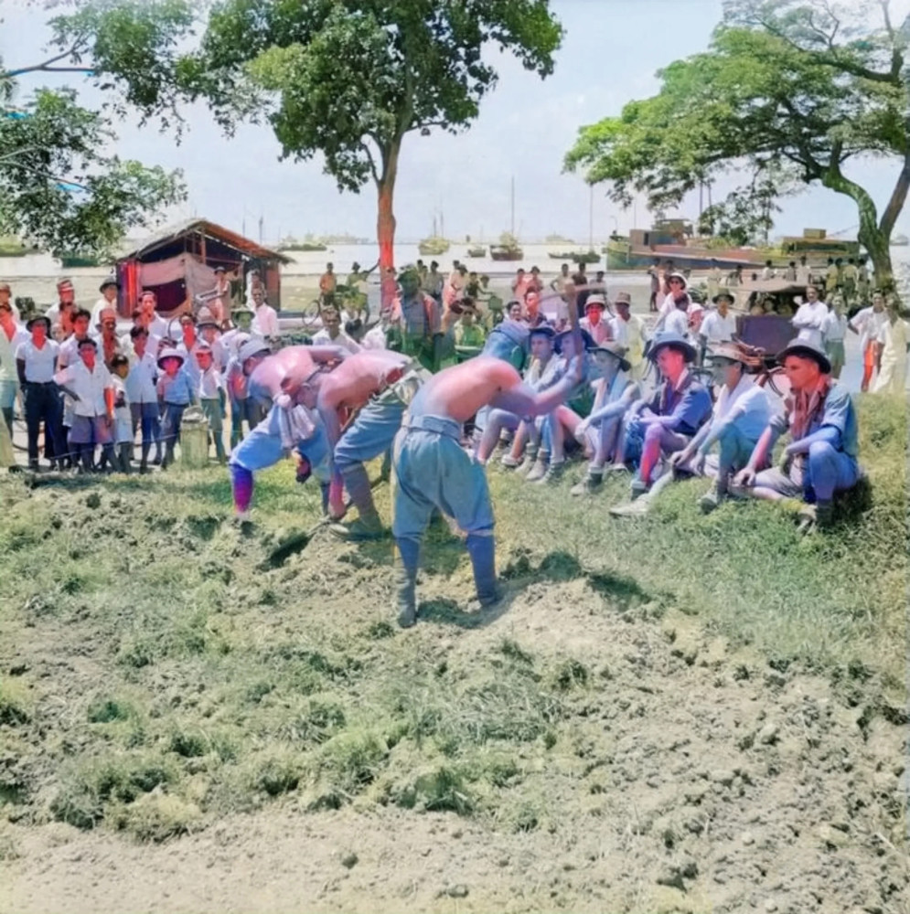 老照片在餐厅等待美军的日本女子手持ak的越南童子军