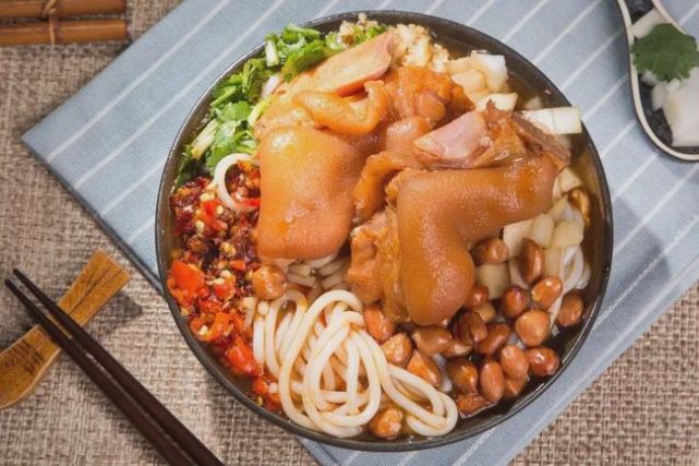 根据个人爱好,将大片切粉卷起切成两指宽的小块,泡上猪脚汁就是很美味