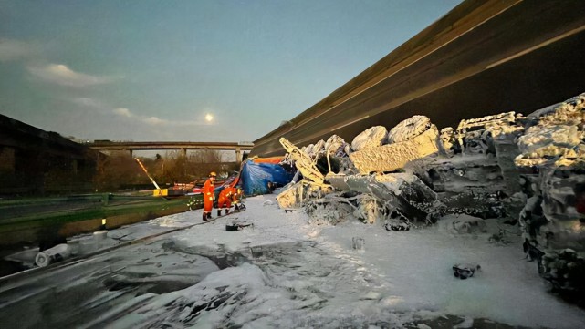 我们继续昨天的新闻,12月18日发生在湖北省鄂州市高速公路桥面侧翻的