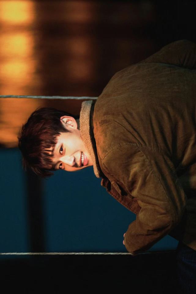 谢兴阳重庆码头演绎复古时尚 氛围十足营造街头酷帅少年