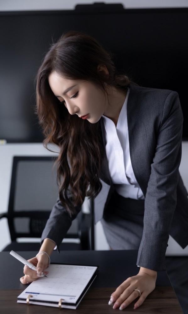 职场穿搭:西装套装裙既能展现干练的职场气质,又不失女性的优雅插图3