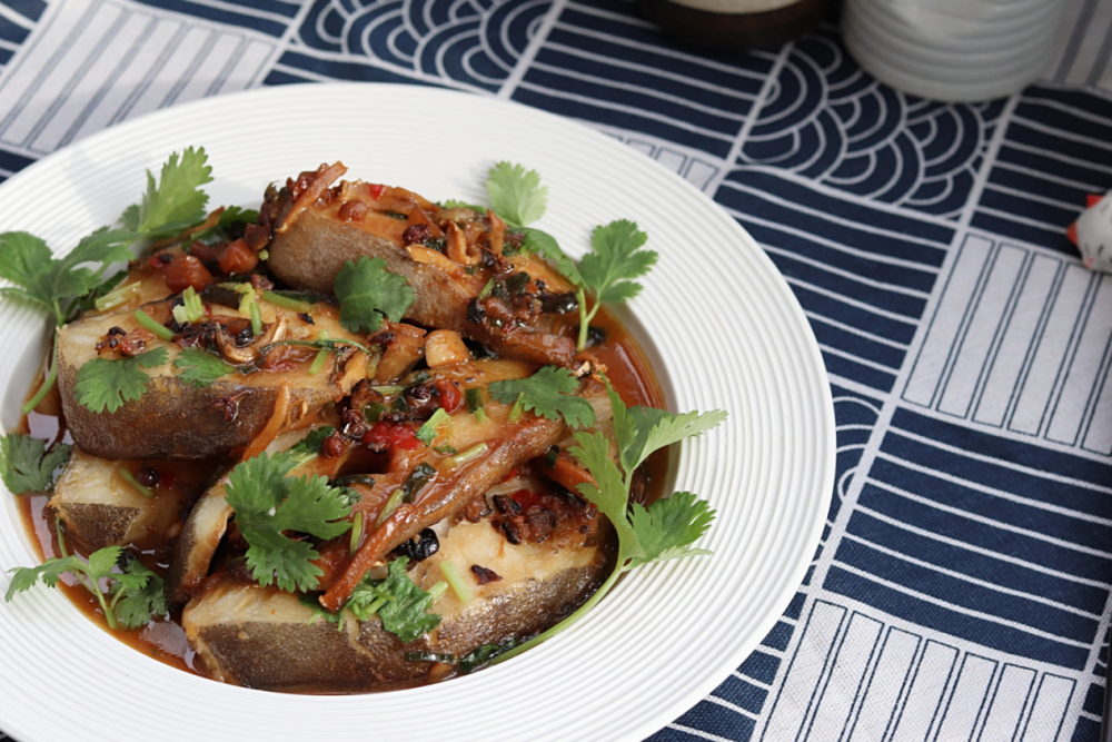 比目鱼的家常做法还是比较多的,用酱烧的方式来制作比目鱼,可以让它的