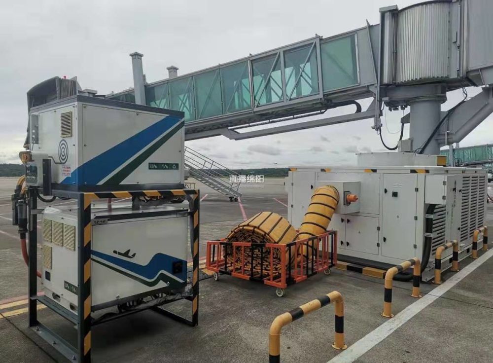 工作人员迅速上前,将"插头"和地面空调设备的风管与飞机连接.