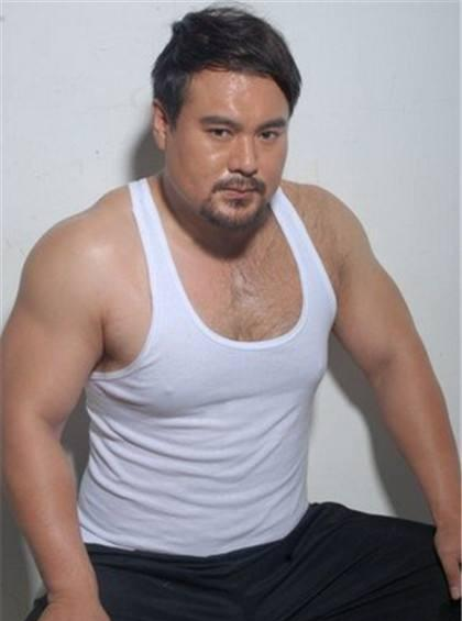 身高184cm,体重118公斤的康凯,十分热爱健身,身材练得十分魁梧