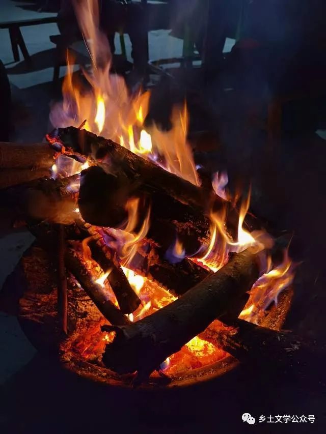 乡土散文蘑菇房下的火塘