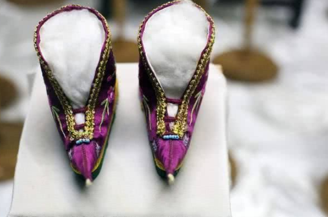 心理测试4双绣花鞋哪双最诡异测你有预知危险的能力吗