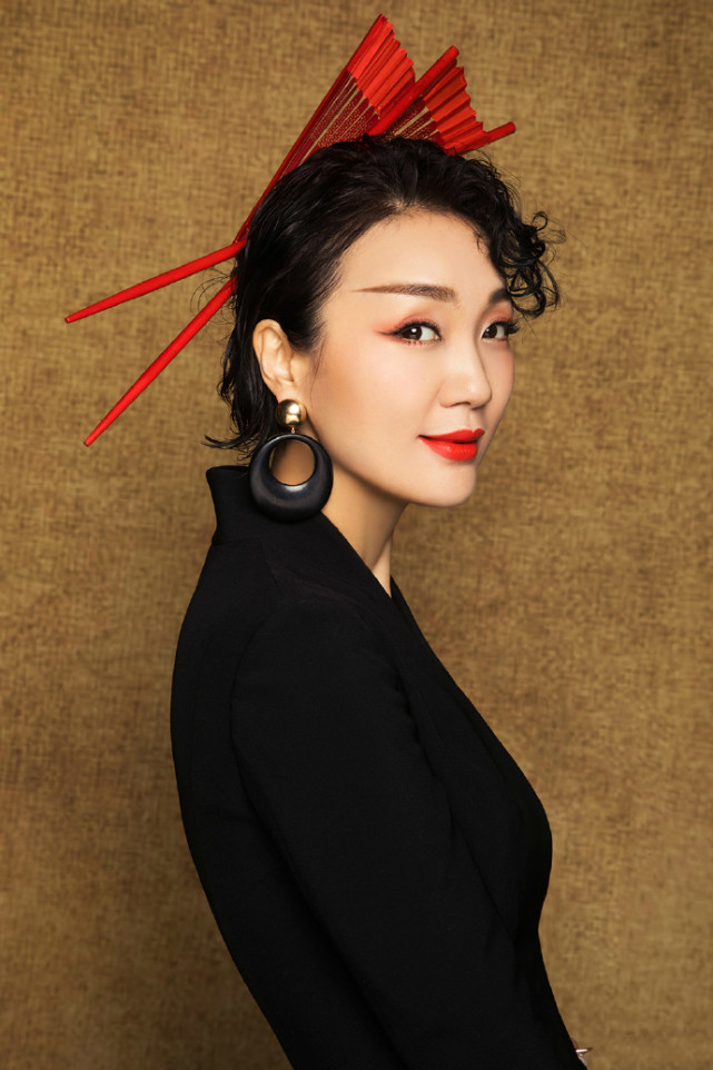 国潮时装设计师熊英:致力研究中国风,将中国风带向巴黎!