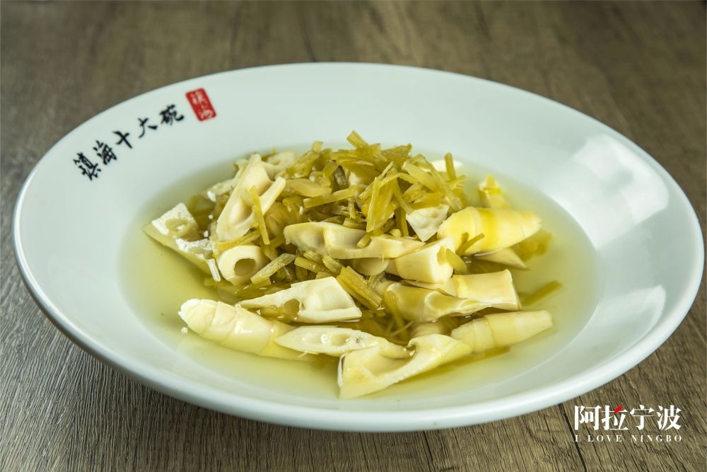 雪菜烤笋选用横溪长寿村里的上好春笋,将竹笋洗净切段,有点人家会直接