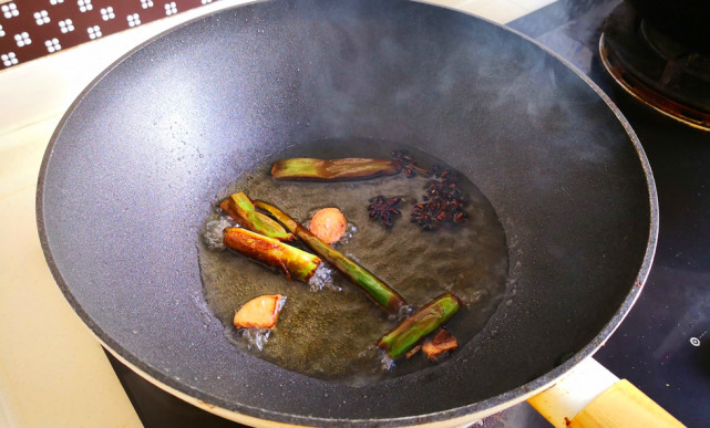 豬肉丁醃製入味後倒入到剁細的蘿蔔餡中,然後倒入蔥姜油,適量的鹽