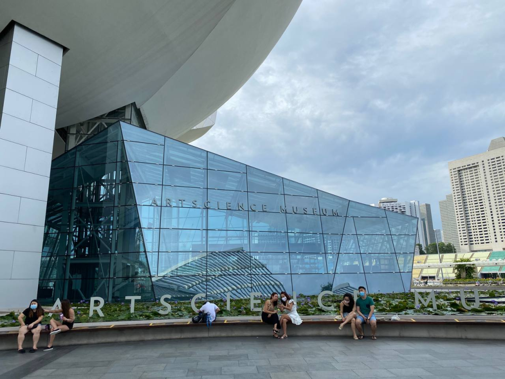 從金沙酒店門口路過,繼續往前,左側即是另一地標建築藝術科學博物館.