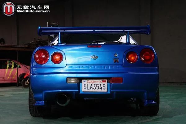 图:车尾部线条更为突出重点,双炮筒式尾灯也是skyline最早的经典设计.