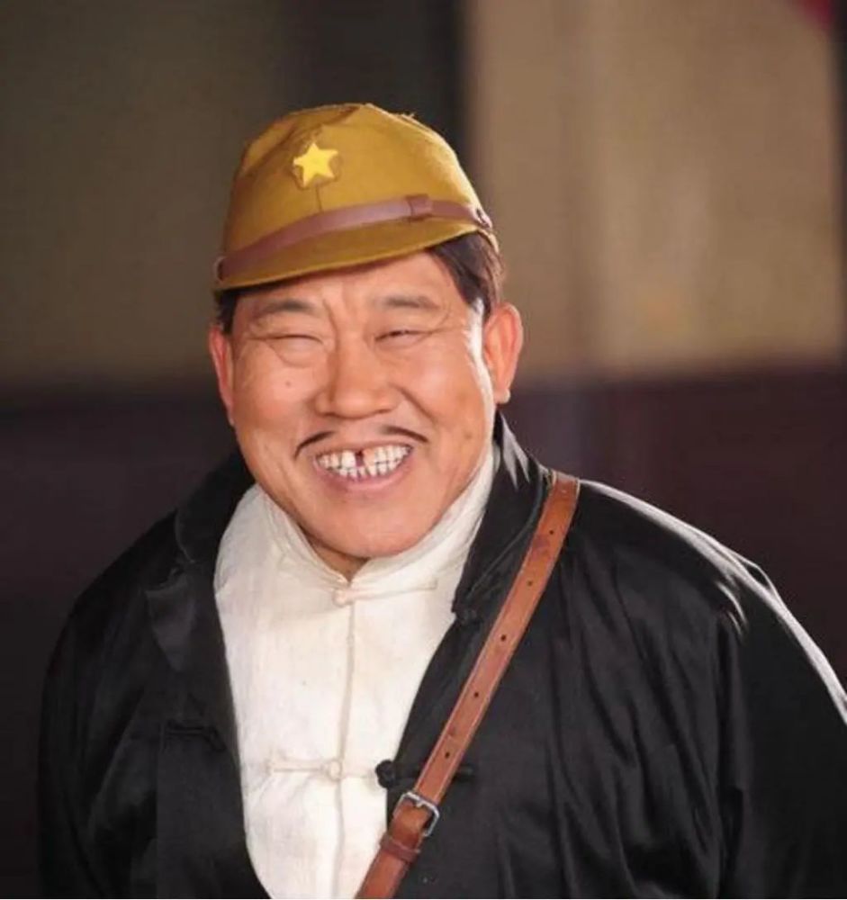 7岁成歪嘴的杜旭东,如今成国家一级演员,妻子漂亮生活幸福_腾讯新闻